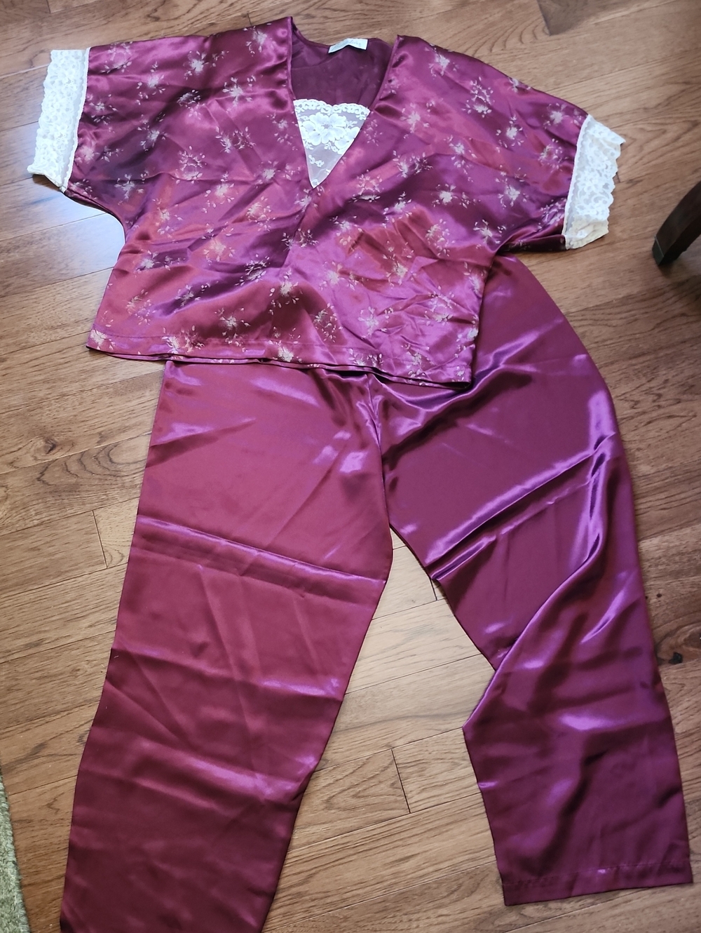 EUC, Gorgeous,Silky Lace-Trim Pajama Set in Deep Berry